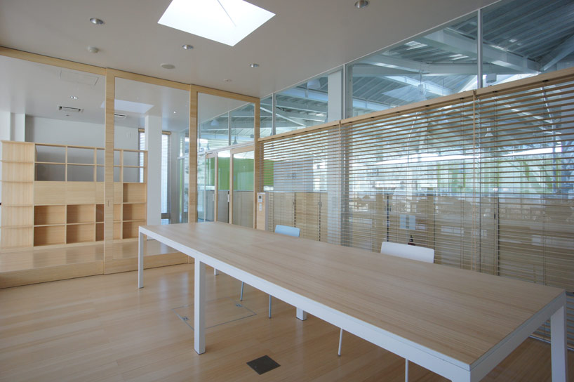 yuji tanabe and sachie isaka construct corona electric offices