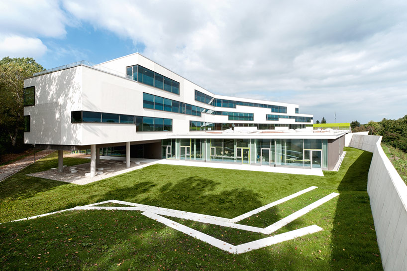 behnisch architekten realizes ergolding secondary school