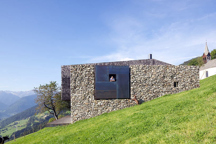 burgmeisterwolf_nextchapel_db_01 bergmeisterwolf architekten builds 'next to the chapel'