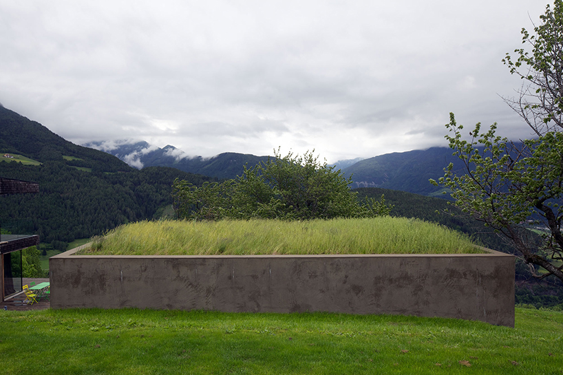 burgmeisterwolf_nextchapel_db_01 bergmeisterwolf architekten builds 'next to the chapel'