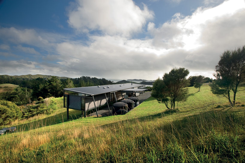 BVN donovan hill places mann house in new zealand landscape