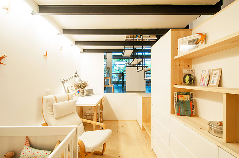 carles enrich refurbishes a dry cleaners in spain