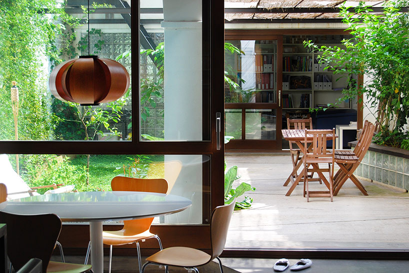 carles enrich refurbishes a dry cleaners in spain