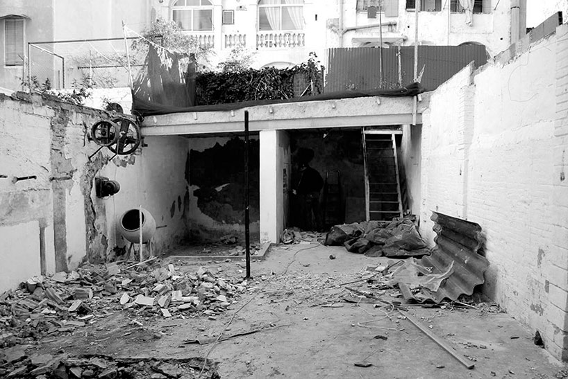 carles enrich refurbishes a dry cleaners in spain