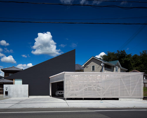 black roof house constructed by container design 