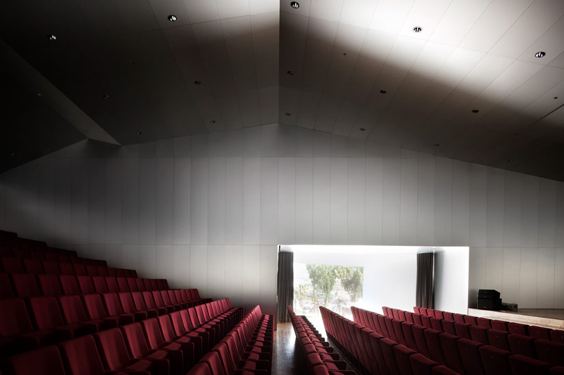 barozzi veiga completes white auditorium in aguilas, spain
