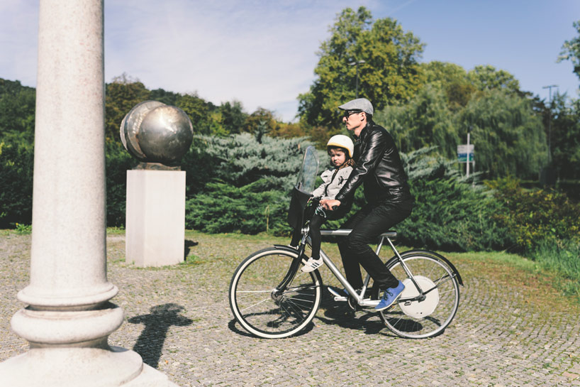 flykly smart wheel turns ordinary bikes into electric cruisers