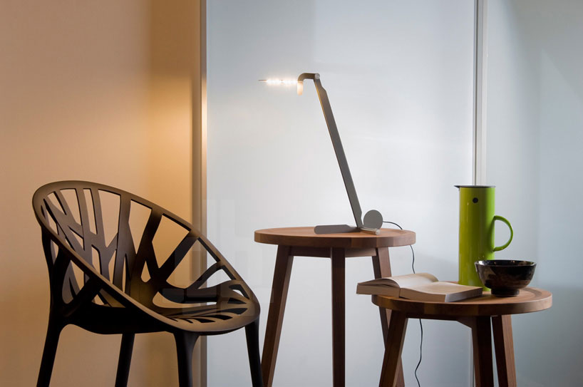 illuministi-gru-lamp-designboom06 illuministi emphasizes flexibility with swiveling gru lamp