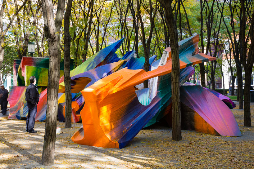 katharina grosse sculpts colorful terrain in brooklyn