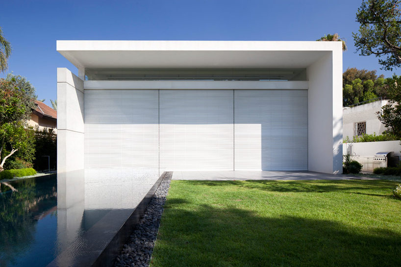 pitsou kedem set ramat hasharon house amid two courtyards