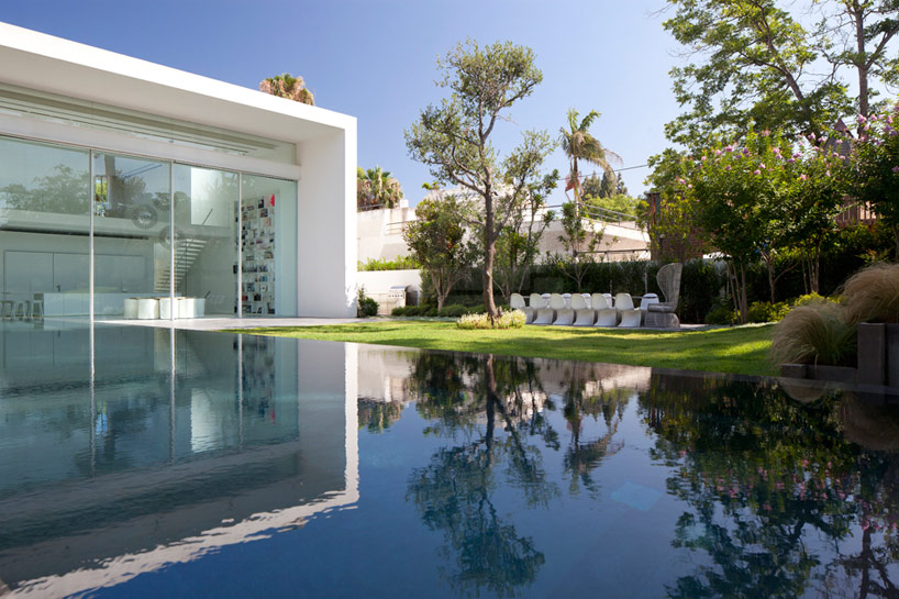 pitsou kedem set ramat hasharon house amid two courtyards