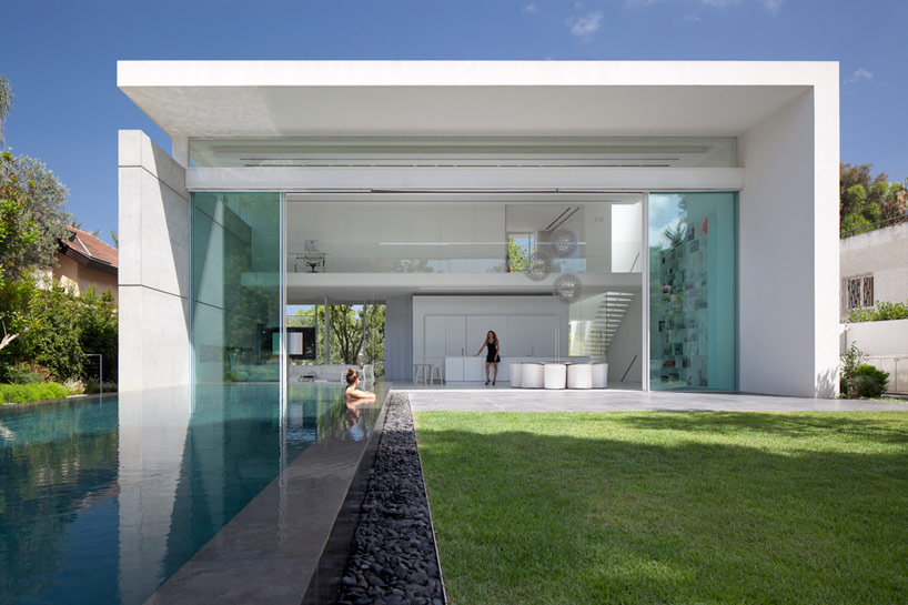 pitsou kedem set ramat hasharon house amid two courtyards