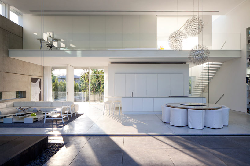 pitsou kedem set ramat hasharon house amid two courtyards