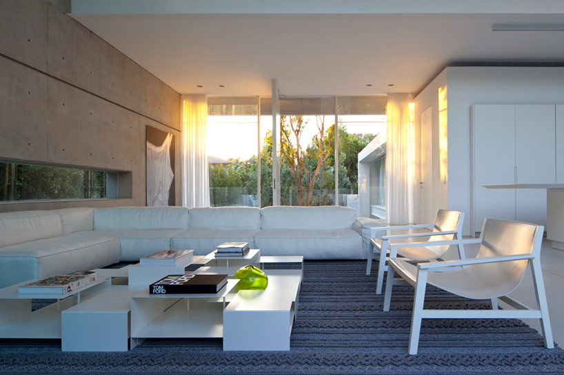 pitsou kedem set ramat hasharon house amid two courtyards