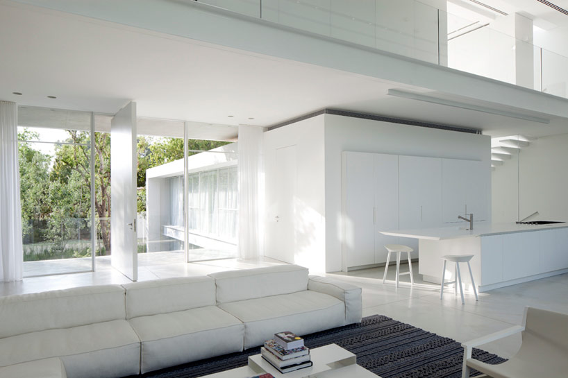 pitsou kedem set ramat hasharon house amid two courtyards