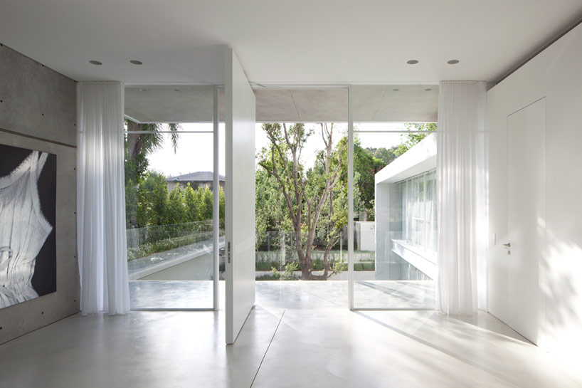 pitsou kedem set ramat hasharon house amid two courtyards