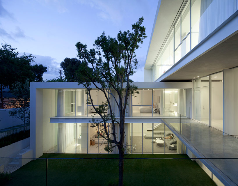 pitsou kedem set ramat hasharon house amid two courtyards