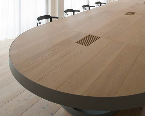 CASE-REAL makes big table from wood flooring for lynn inkoop
