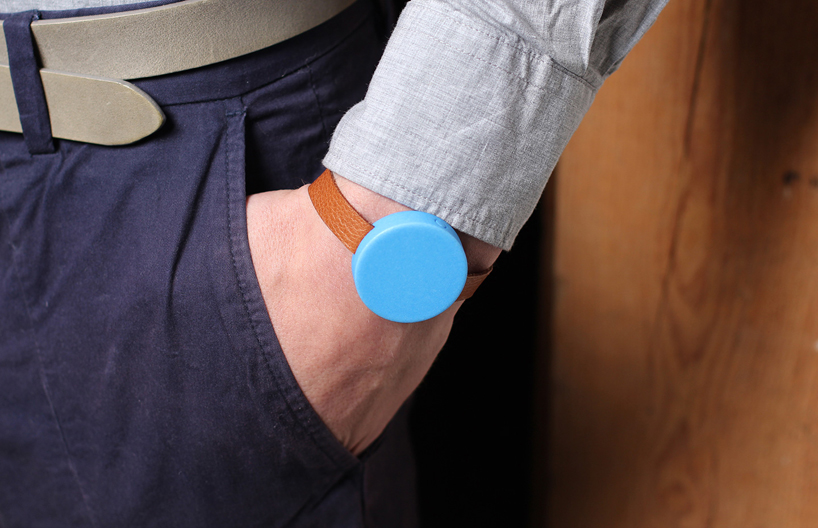 DURR shivering bracelet by skrekkøgle alters perception of time