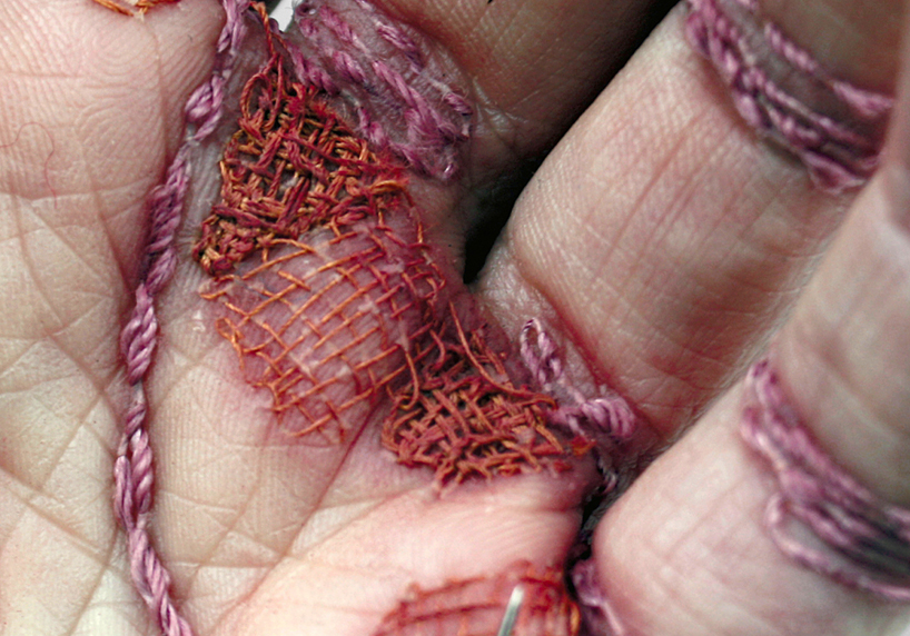 https://static.designboom.com/wp-content/uploads/2013/12/eliza-bennett-sews-thread-into-her-flesh-designboom-05.jpg