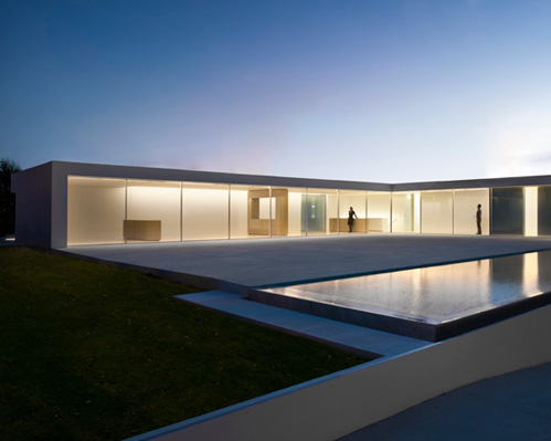 fran silvestre arranges atrium house around external courtyard