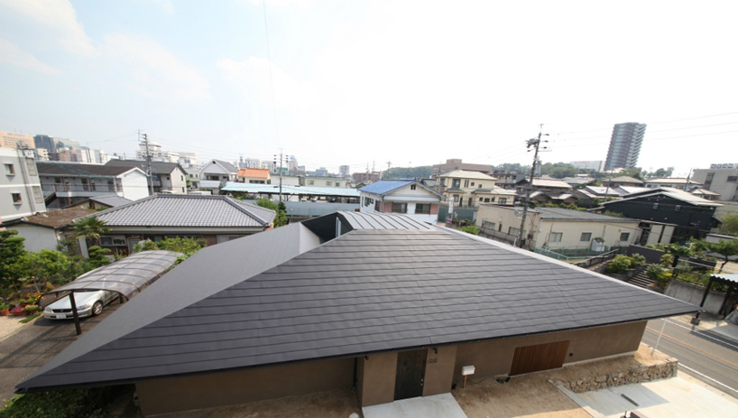 katsutoshi sasaki restores i.n.g house for dual family living