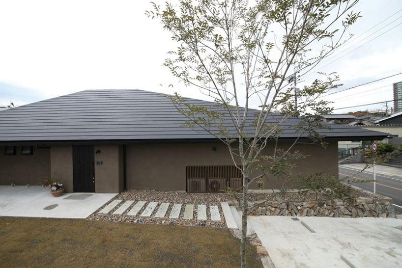 katsutoshi sasaki restores i.n.g house for dual family living