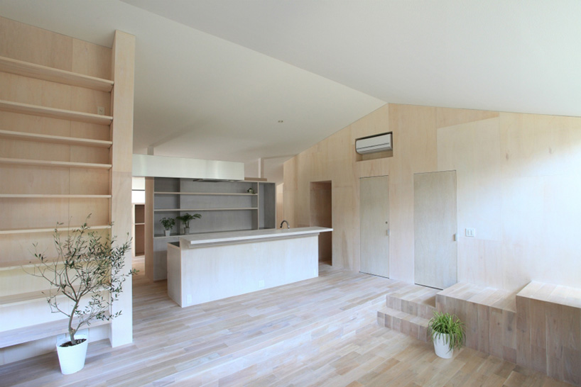 katsutoshi sasaki restores i.n.g house for dual family living