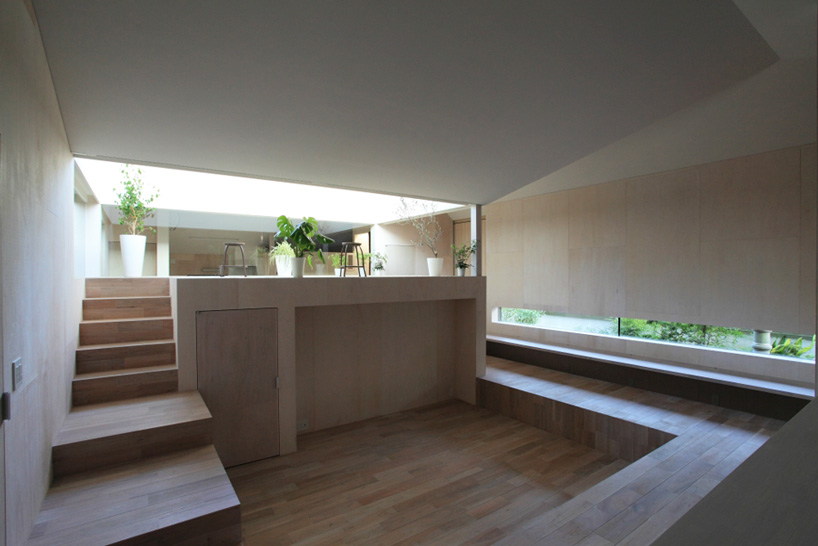 katsutoshi sasaki restores i.n.g house for dual family living