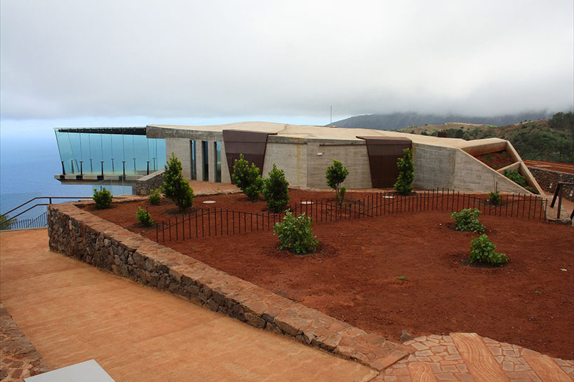 jose luis bermejo builds mirador de abrante - a balcony to infinity