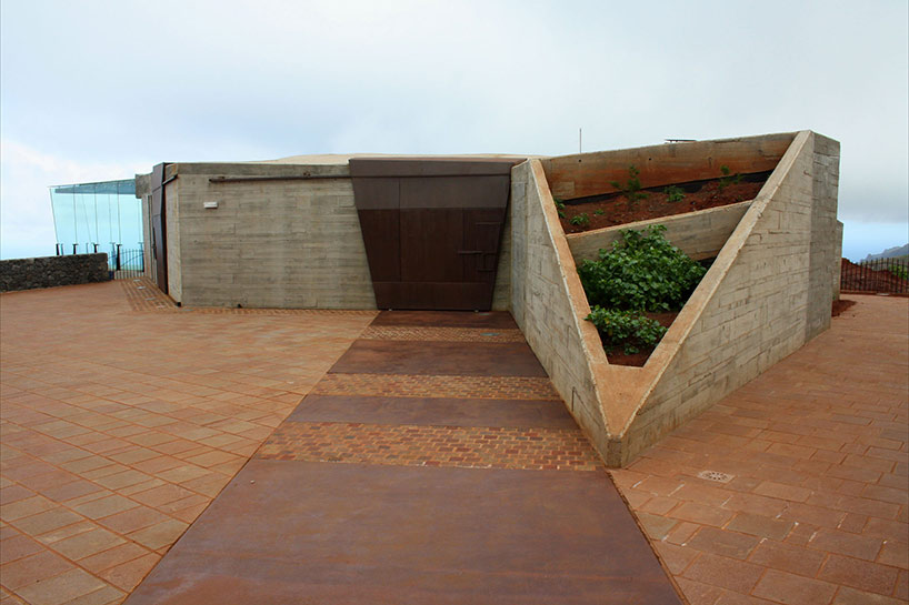 jose luis bermejo builds mirador de abrante - a balcony to infinity