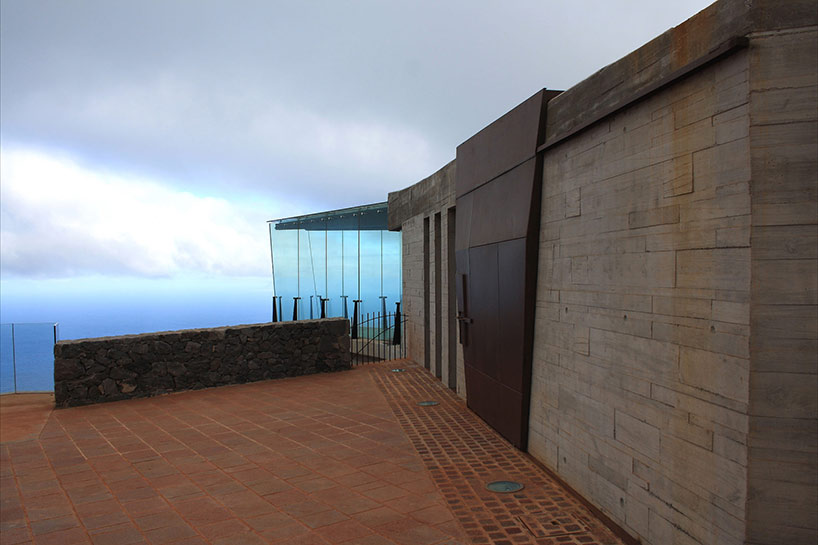 jose luis bermejo builds mirador de abrante - a balcony to infinity