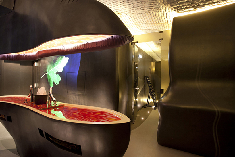 nini-andrade-silva-the-beautique-hotels-figueira-designboom01 nini andrade silva inserts tree trunk in beautique hotels figueira