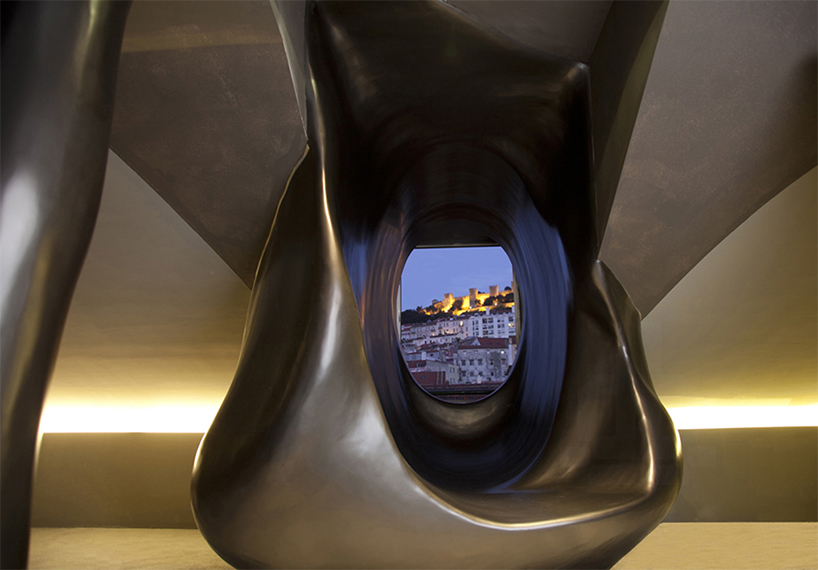 nini-andrade-silva-the-beautique-hotels-figueira-designboom03 nini andrade silva inserts tree trunk in beautique hotels figueira