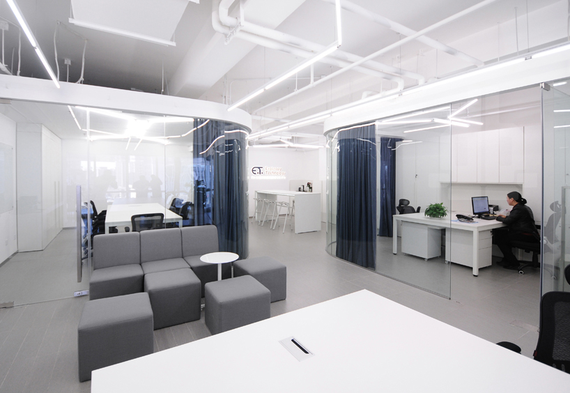 spejs inserts curved glass volumes into E.T. office beijing 