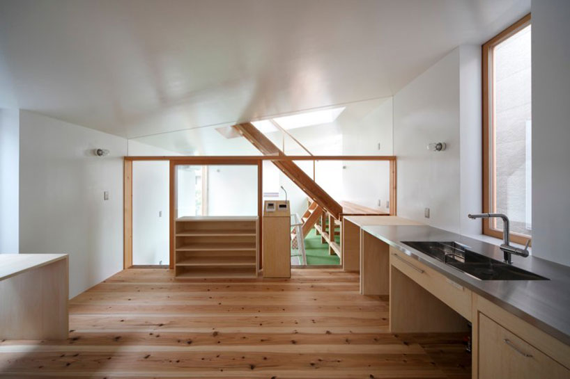 yaneura design sets hagoromo house amid neighboring homes