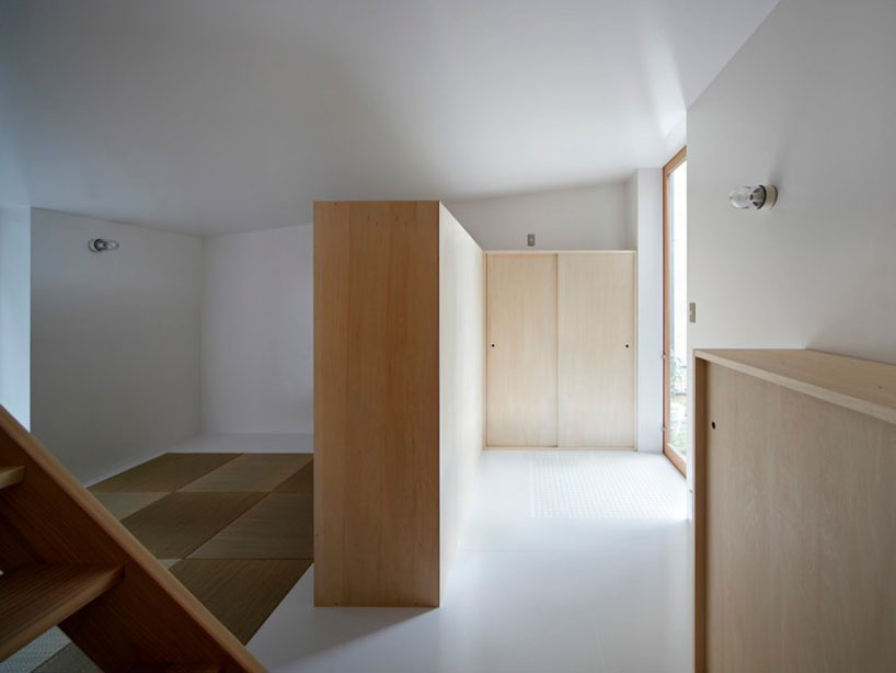 yaneura design sets hagoromo house amid neighboring homes
