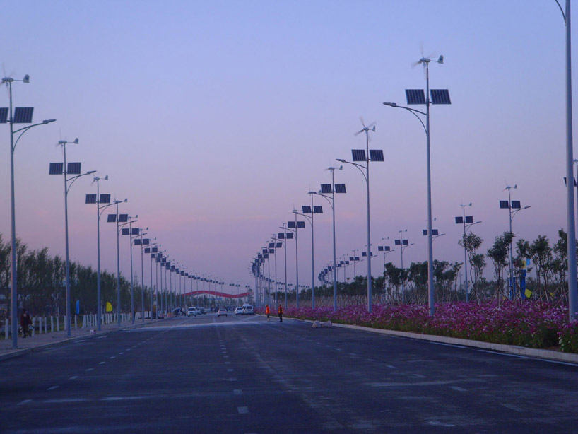 Street Lights Powered By Solar And Wind