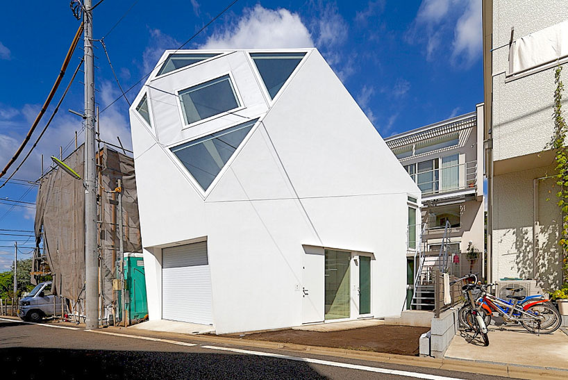 atelier tekuto angles roof plane at polyhedral monoclinic house