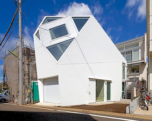 atelier tekuto angles roof plane at polyhedral monoclinic house