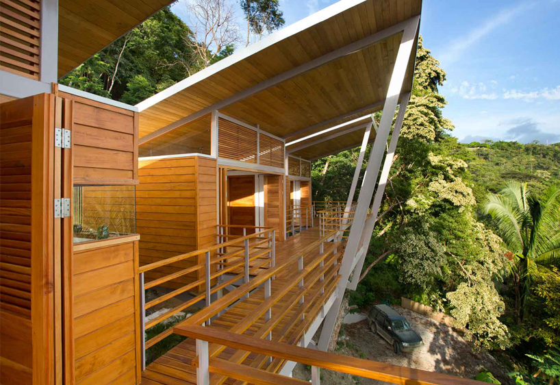 benjamin garcia saxe elevates casa flotanta above the trees