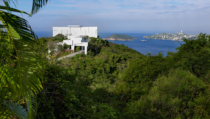 taller aragones arquitectos erect the colorful hotel encanto in acapulco
