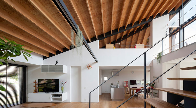 House With A Large Hipped Roof By Naoi Architecture Design