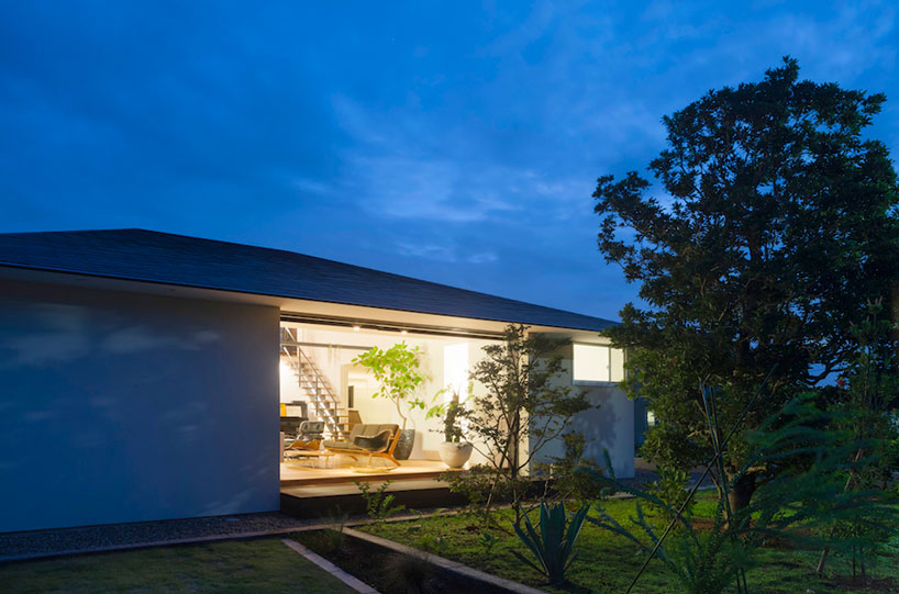 house with a large hipped roof by naoi architecture & design office