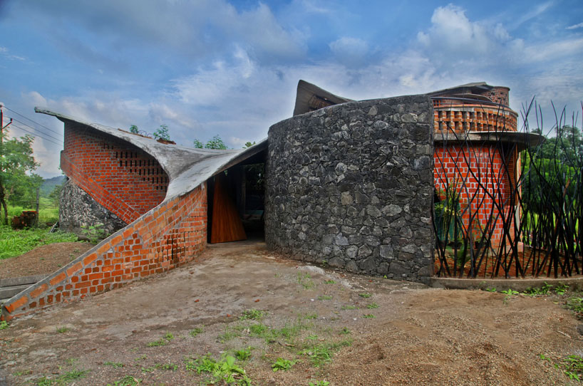 i.STUDIO architecture double curves brick house near mumbai
