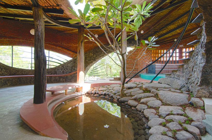 i.STUDIO architecture double curves brick house near mumbai