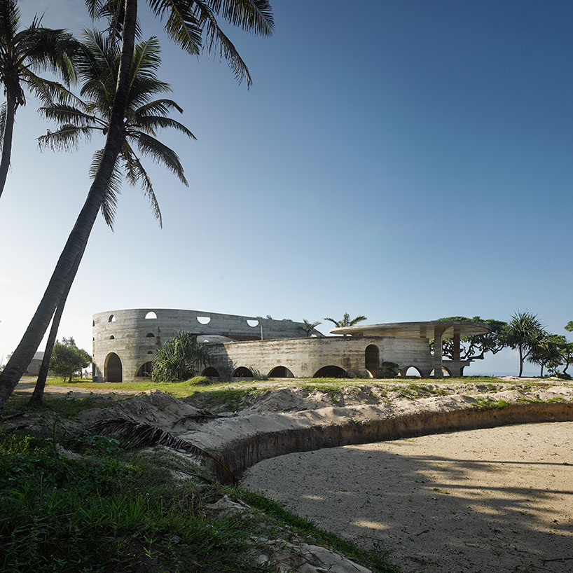 kristin green's fortress on the coast: la plage d'hotel du pacifique