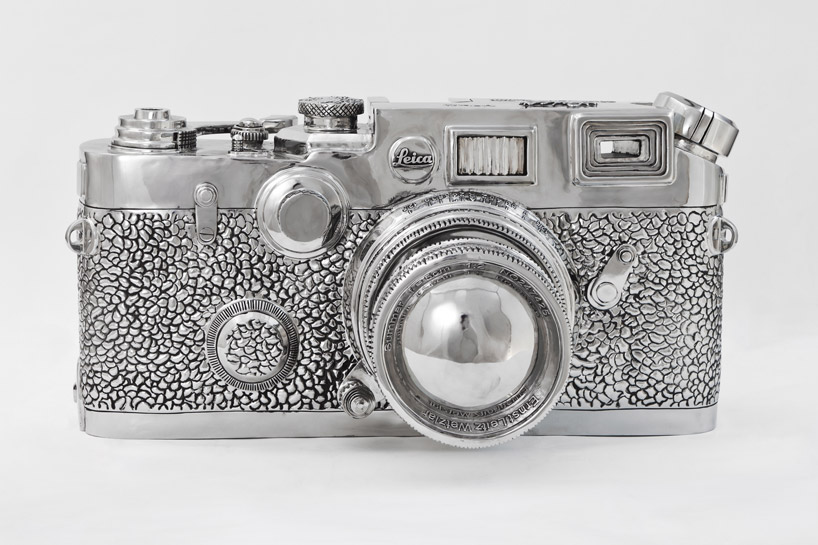 liao yibai sculpts large-scale stainless steel fake leica