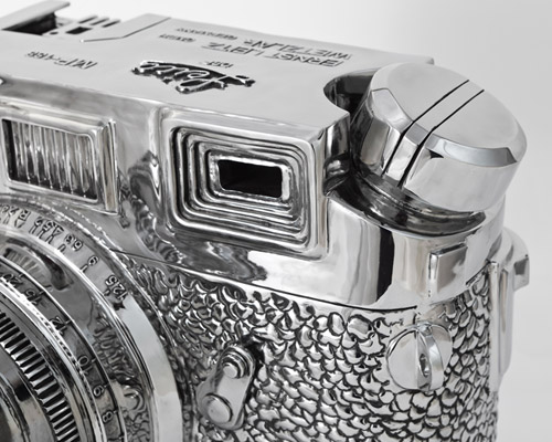 liao yibai sculpts large-scale stainless steel fake leica