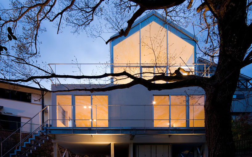 house with oak tree by maniera architects and associates